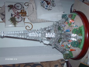 musical Eiffel tower with dancing people. 