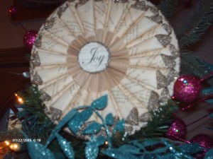 Tree topper in fanned paper Joy in center